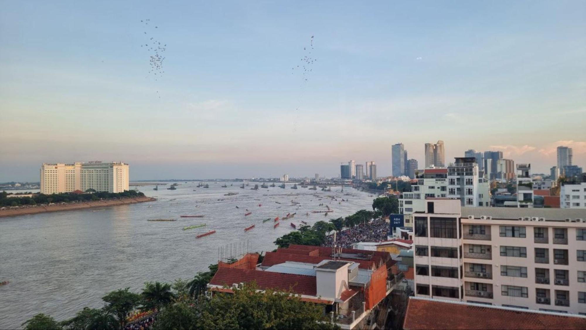 Phuminh Hotel Riverside Phnom-Penh Buitenkant foto