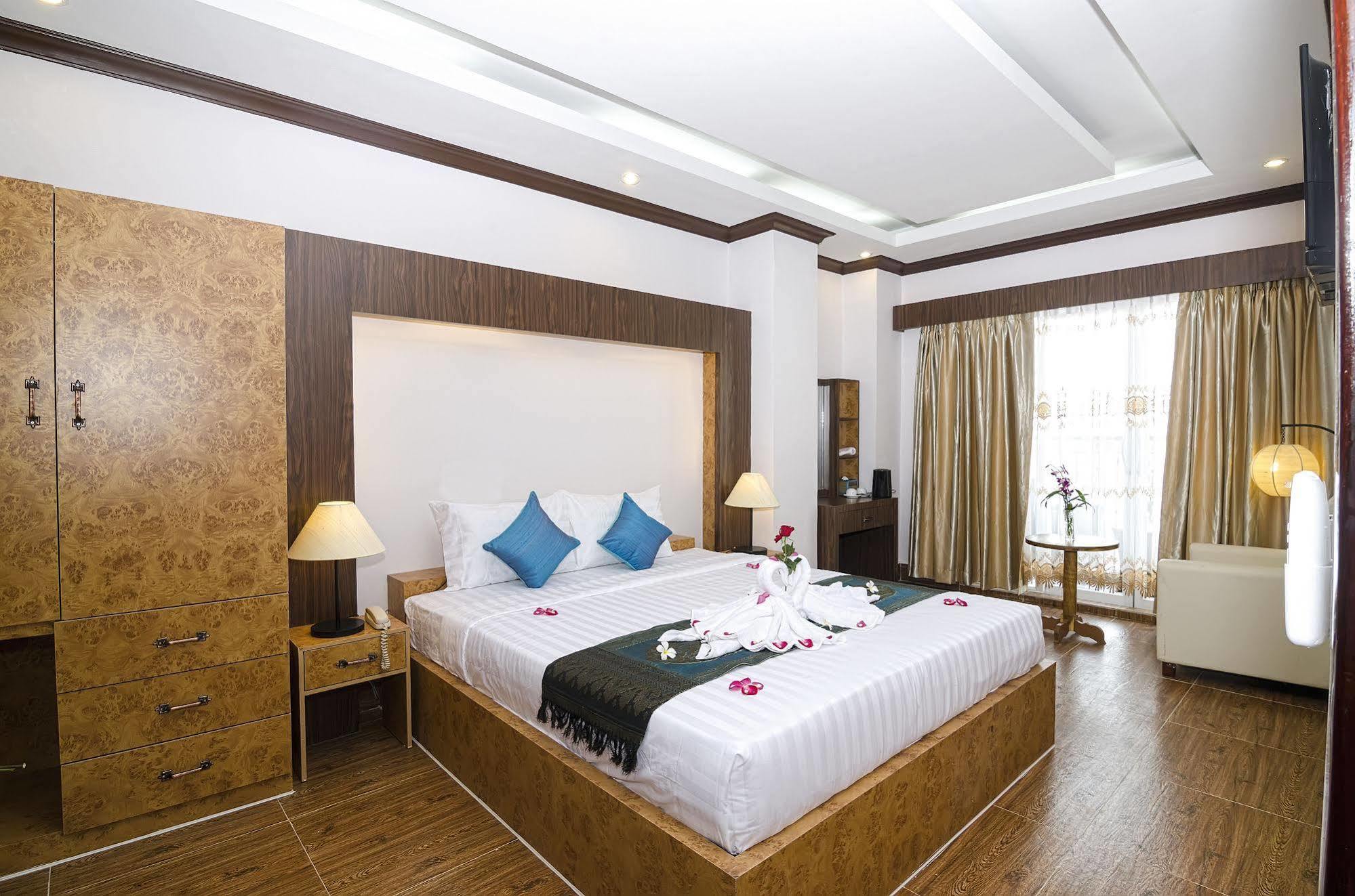 Phuminh Hotel Riverside Phnom-Penh Buitenkant foto