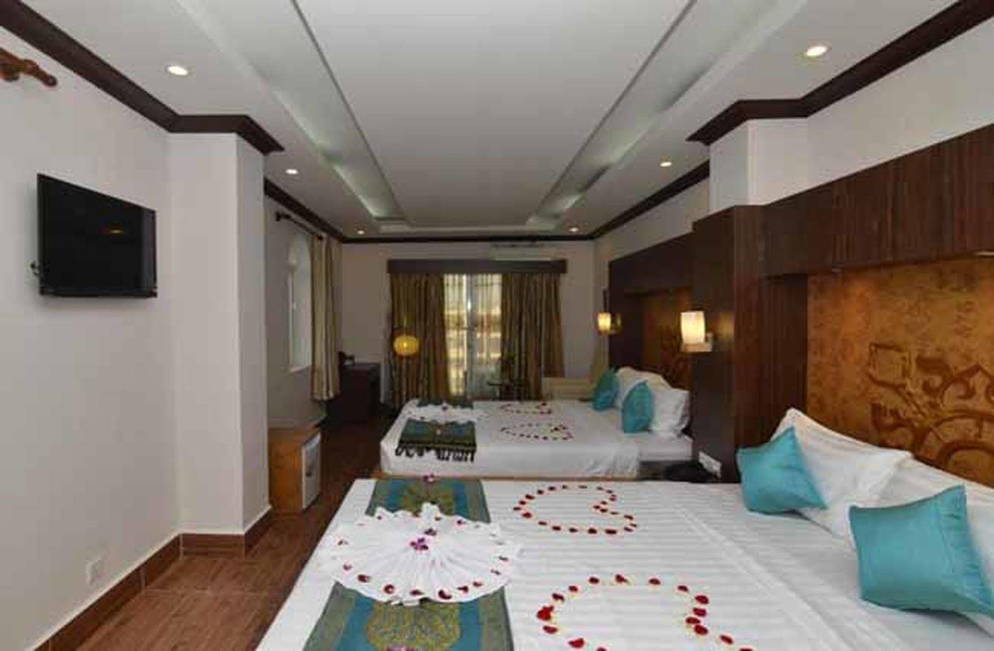 Phuminh Hotel Riverside Phnom-Penh Buitenkant foto