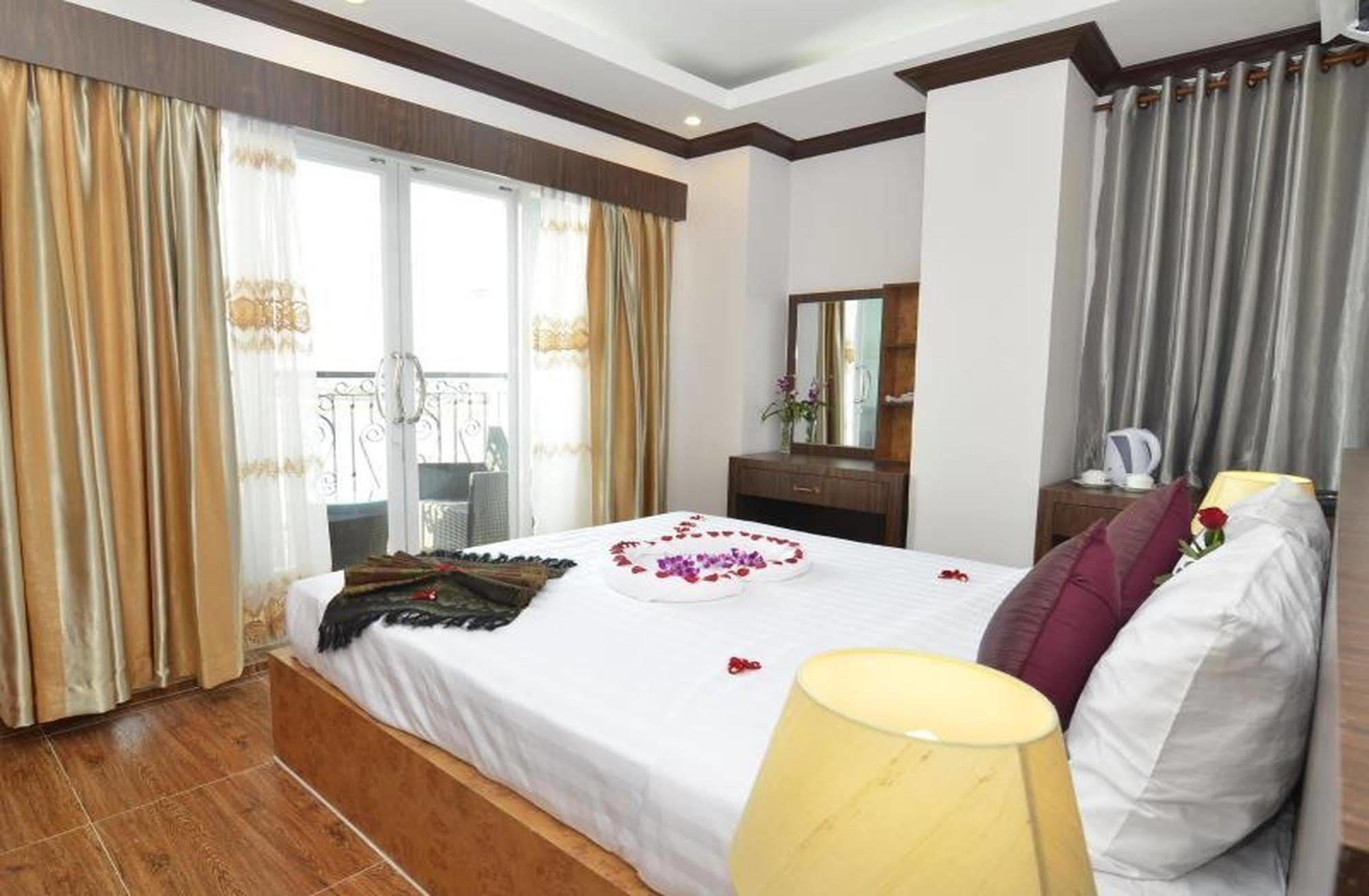 Phuminh Hotel Riverside Phnom-Penh Buitenkant foto