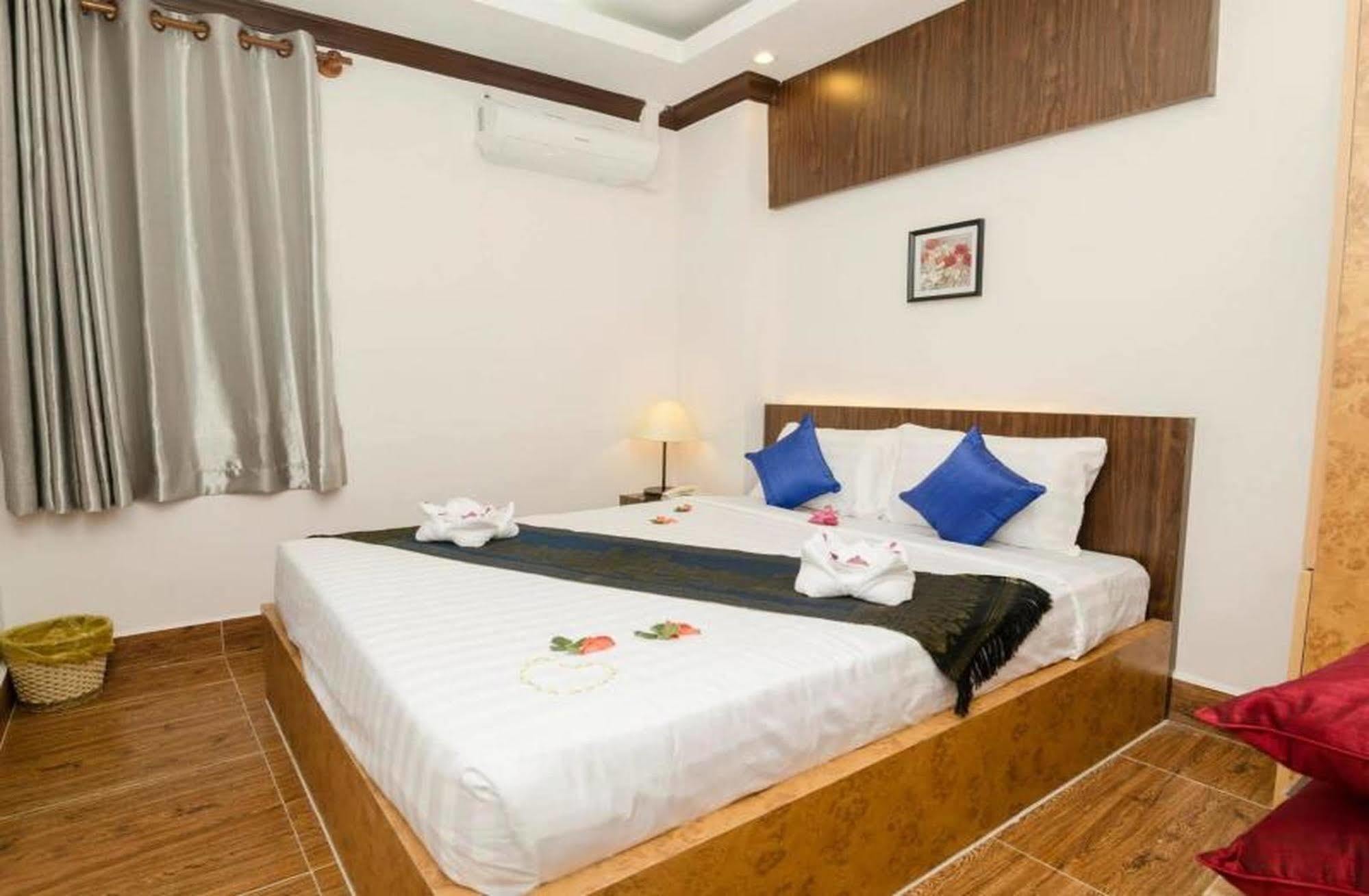 Phuminh Hotel Riverside Phnom-Penh Buitenkant foto